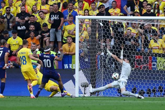 in duel, action, with Andrei Ratiu 2 Romania , Razvan Marin 18 Romania , Memphis Depay 10 Netherlands , Bart Verbruggen 1 Netherlands , Romania vs Netherlands, Football, UEFA Euro 2024, Round of 16, M43, 02 07 2024 Munich Bavaria Germany Copyright: xkolbert-press ChristianxKolbertx