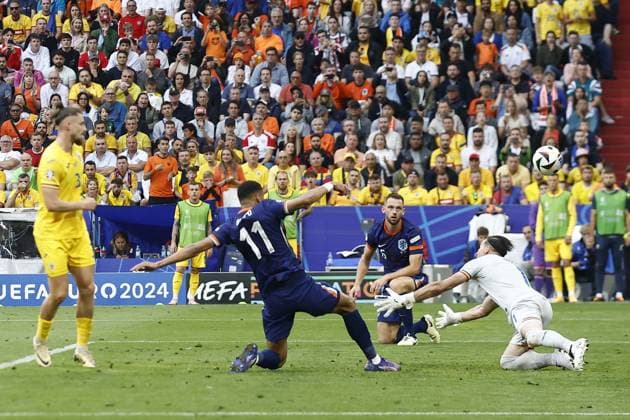 MUNCHEN, 02-07-2024, Stadium Allianz Arena, European Football Championship Euro2024, Round of 16 match no.40 between Romania and Netherlands. (L-R) Netherlands player Cody Gakpo scores 2-0 goal not awarded, Netherlands player Stefan de Vrij, Romania goalkeeper Constantin Florin Nita Romania - Netherlands (Euro2024)  x25661679x Copyright: