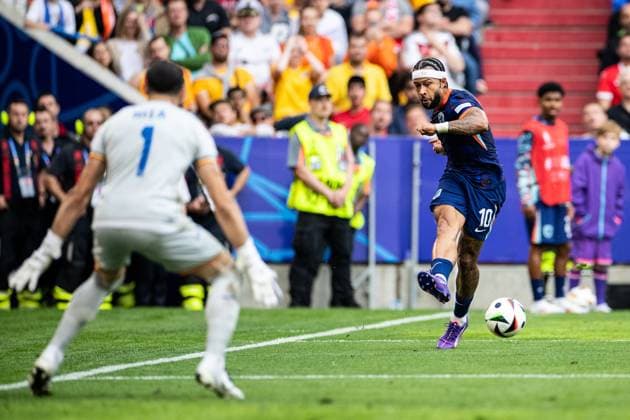 UEFA EURO 2024 Romania Netherlands 02 07 2024 Memphis Depay Netherlands, 10 , Florin Nita Romania, 1 UEFA EURO 2024 Romania Netherlands Munich Football Arena, Munich 02 07 2024 Copyright: xBEAUTIFULxSPORTS Buriakovx