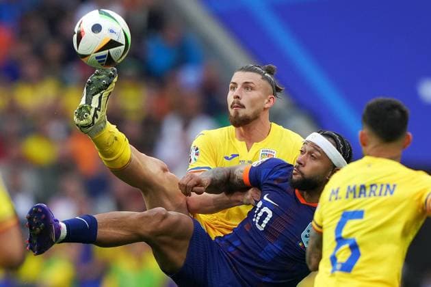 Romania s Radu Dragusin fight for the ball withMemphis Depay of the Netherlands during the Euro 2024 soccer match between Romania and Netherlands at the Munich Football Arena , Munich , Germany - Tuesday July 2 , 2024. - Soccer .  Copyright: xSpada LaPressex