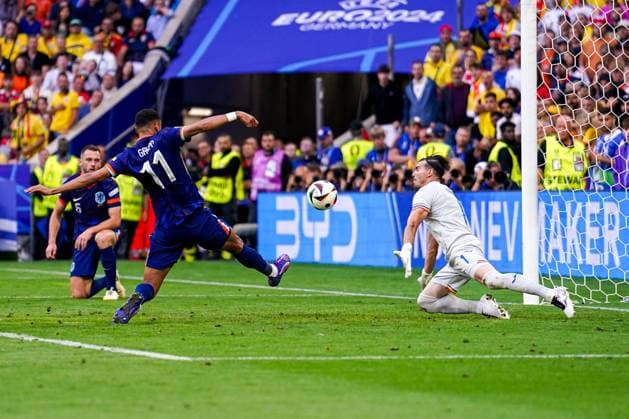 2024-07-02 Romania v Netherlands - Round of 16 - UEFA EURO, EM, Europameisterschaft,Fussball 2024 MUNICH, GERMANY - JULY 2: Cody Gakpo of the Netherlands scores a goal later cancelled by VAR, Florin Nita of Romania unable to deflect during the Round of 16 - UEFA EURO 2024 match between Romania and Netherlands at Munich Football Arena on July 2, 2024 in Munich, Germany. (Photo by Joris Verwijst BSR Agency) Munich Germany Content not available for redistribution in The Netherlands directly or indirectly through any third parties. Copyright: xBSRxAgencyx