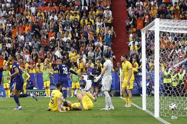 MUNCHEN, 02-07-2024, Stadium Allianz Arena, European Football Championship Euro2024, Round of 16 match no.40 between Romania and Netherlands. (L-R) Netherlands player Donyell Malen celebrating his goal 0-2, Romania goalkeeper Constantin Florin Nita Romania - Netherlands (Euro2024)  x25661903x Copyright:
