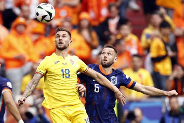 MUNICH - (l-r) Denis Dragus of Romania, Stefan De Vrij of Holland during the UEFA EURO, EM, Europameisterschaft,Fussball 2024 round of 16 match between Romania and the Netherlands at the Munich Football Arena on July 2, 2024 in Munich, Germany. ANP MAURICE VAN STEEN UEFA EURO 2024 2024 xVIxANPxSportx xxANPxIVx 502627290 originalFilename: 502627290.jpg