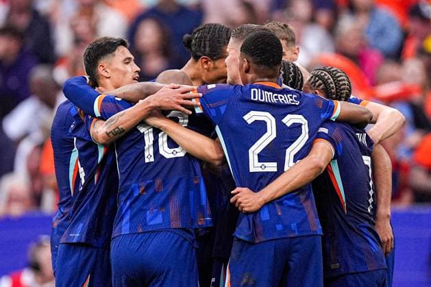 2024-07-02 Romania v Netherlands - Round of 16 - UEFA EURO, EM, Europameisterschaft,Fussball 2024 MUNICH, GERMANY - JULY 2: Donyell Malen of the Netherlands celebrates after scoring his teams second goal, Tijjani Reijnders of the Netherlands, Virgil van Dijk of The Netherlands, Xavi Simons of the Netherlands, Denzel Dumfries of the Netherlands during the Round of 16 - UEFA EURO 2024 match between Romania and Netherlands at Munich Football Arena on July 2, 2024 in Munich, Germany. (Photo by Joris Verwijst BSR Agency) Munich Germany Content not available for redistribution in The Netherlands directly or indirectly through any third parties. Copyright: xBSRxAgencyx