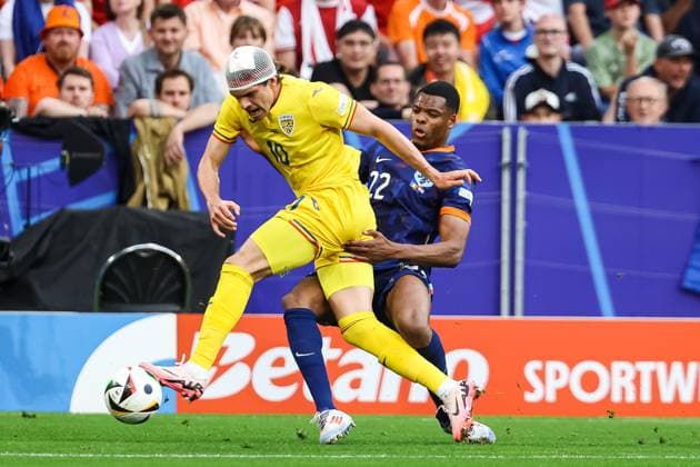Ianis Hagi Romania, 10 vs Denzel Dumfries Netherlands, 22 GER, Romania ROM vs Netherlands NED , European Football Championship, UEFA EURO 2024, Round of 16, 02 07 2024 GER, Romania ROM vs Netherlands NED , European Football Championship, UEFA EURO 2024, Round of 16, 02 07 2024 Munich Copyright: xEibner-Pressefoto RogerxBuerkex EP