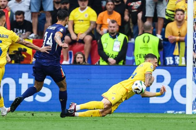 Arm shot from Tijjani Reijnders Netherlands, 14 to Bogdan Racovitan Romania, 24 GER, Romania ROM vs Netherlands NED , European Football Championship, UEFA EURO 2024, Round of 16, 02 07 2024 GER, Romania ROM vs Netherlands NED , European Football Championship, UEFA EURO 2024, Round of 16, 02 07 2024 Munich Copyright: xEibner-Pressefoto RogerxBuerkex EP