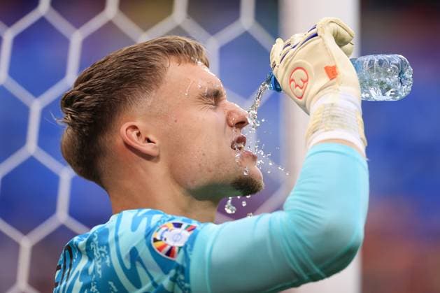 Fußball UEFA EURO 2024 Achtelfinale Rumänien gegen Niederlande 2. Juli 2024 UEFA EURO 2024 Achtelfinale Rumänien gegen Niederlande Niederländischer Torwart Bart Verbruggen gießt sich Wasser ins Gesicht Foto Simon Stacpoole Abseits München Deutschland  Copyright: xSimonxStacpoolexOffside