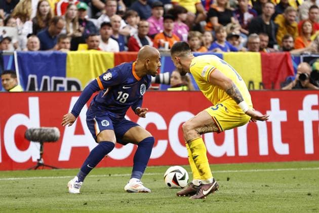 MUNICH - (l-r) Donyell Malen of Holland, Andrei Burca of Romania during the UEFA EURO, EM, Europameisterschaft,Fussball 2024 round of 16 match between Romania and the Netherlands at the Munich Football Arena on July 2, 2024 in Munich, Germany. ANP MAURICE VAN STEEN UEFA EURO 2024 2024 xVIxANPxSportx xxANPxIVx 502627710 originalFilename: 502627710.jpg