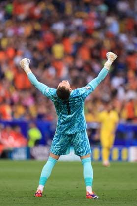 Fußball UEFA EURO 2024 Achtelfinale Rumänien - Niederlande 2. Juli 2024 UEFA EURO 2024 Achtelfinale Rumänien - Niederlande Niederländischer Torwart Bart Verbruggen feiert sein zweites Tor Foto Simon Stacpoole Abseits München Deutschland  Copyright: xSimonxStacpoolexOffside