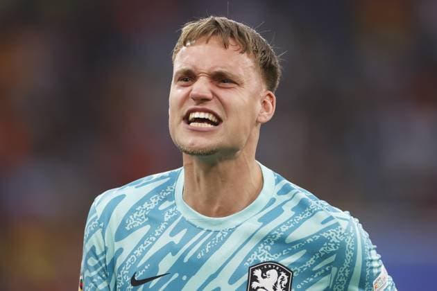 MUNCHEN, 02-07-2024, Stadium Allianz Arena, European Football Championship Euro2024, Round of 16 match no.40 between Romania and Netherlands. Netherlands goalkeeper Bart Verbruggen celebrating win 0-3 Romania - Netherlands (Euro2024)  x25661993x Copyright: