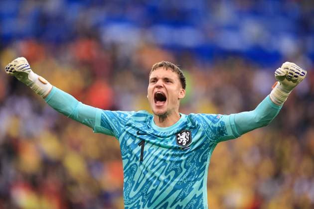 Fußball UEFA EURO 2024 Achtelfinale Rumänien - Niederlande 2. Juli 2024 UEFA EURO 2024 Achtelfinale Rumänien - Niederlande Niederländischer Torwart Bart Verbruggen feiert sein zweites Tor Foto Simon Stacpoole Abseits München Deutschland  Copyright: xSimonxStacpoolexOffside