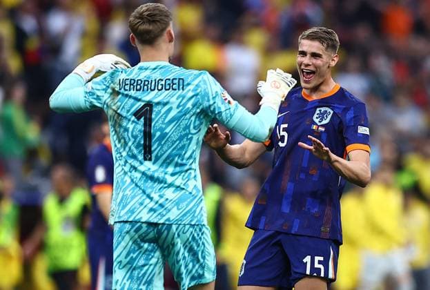 Bart Verbruggen celebrates with Micky van de Ven of Netherlands at full time Romania v Netherlands, UEFA European Championship, EM, Europameisterschaft 2024, Round of 16, Football, Munich Football Arena, Munich, Germany - 02 Jul 2024 EDITORIAL USE ONLY No use with unauthorised audio, video, data, fixture lists, club league logos or live services. Online in-match use limited to 120 images, no video emulation. No use in betting, games or single club league player publications. Copyright: xMichaelxZemanek Shutterstockx 14566637bw