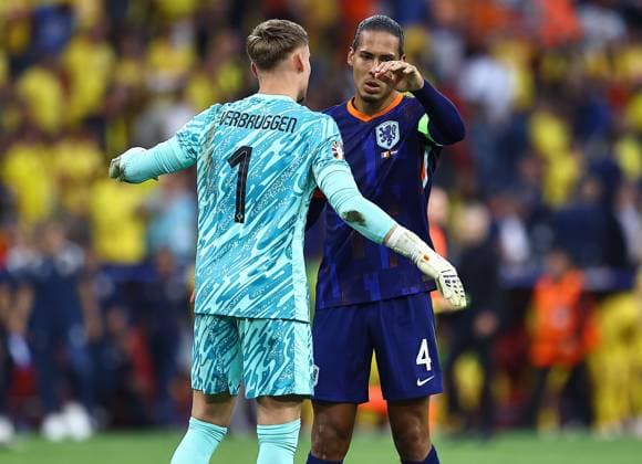 Virgil van Dijk celebrates with Bart Verbruggen of Netherlands at full time Romania v Netherlands, UEFA European Championship, EM, Europameisterschaft 2024, Round of 16, Football, Munich Football Arena, Munich, Germany - 02 Jul 2024 EDITORIAL USE ONLY No use with unauthorised audio, video, data, fixture lists, club league logos or live services. Online in-match use limited to 120 images, no video emulation. No use in betting, games or single club league player publications. Copyright: xMichaelxZemanek Shutterstockx 14566637bu