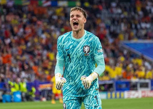 Football - UEFA EURO, EM, Europameisterschaft,Fussball 2024 - Round of 16 - Romania v The Netherlands MUNICH, GERMANY - Tuesday, July 2, 2024: Netherlands goalkeeper Bart Verbruggen celebrates his side s third goal during the UEFA Euro 2024 Round of 16 match between Romania and the Netherlands at the Allianz Arena. The Netherlands won 3-0.(Photo by David Rawcliffe Propaganda) MUNICH Allianz Arena BAVARIA GERMANY  Copyright: xDavidxRawcliffex P2024-07-02-Romania_Netherlands-85