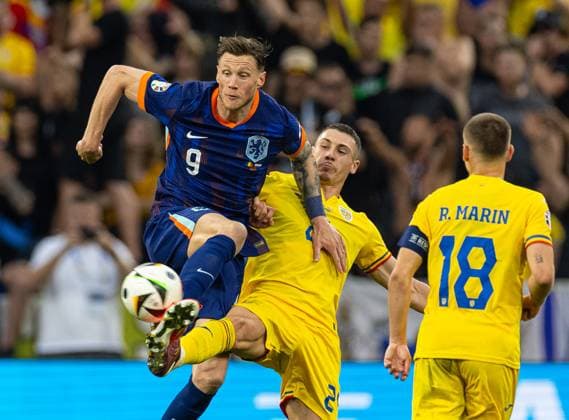 Football - UEFA EURO, EM, Europameisterschaft,Fussball 2024 - Round of 16 - Romania v The Netherlands MUNICH, GERMANY - Tuesday, July 2, 2024: Netherlands Wout Weghorst (L) during the UEFA Euro 2024 Round of 16 match between Romania and the Netherlands at the Allianz Arena. (Photo by David Rawcliffe Propaganda) MUNICH Allianz Arena BAVARIA GERMANY  Copyright: xDavidxRawcliffex P2024-07-02-Romania_Netherlands-87