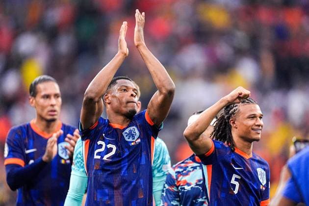2024-07-02 Romania v Netherlands - Round of 16 - UEFA EURO, EM, Europameisterschaft,Fussball 2024 MUNICH, GERMANY - JULY 2: Denzel Dumfries of the Netherlands celebrates his sides win, Nathan Ake of the Netherlands during the Round of 16 - UEFA EURO 2024 match between Romania and Netherlands at Munich Football Arena on July 2, 2024 in Munich, Germany. (Photo by Joris Verwijst BSR Agency) Munich Germany Content not available for redistribution in The Netherlands directly or indirectly through any third parties. Copyright: xBSRxAgencyx