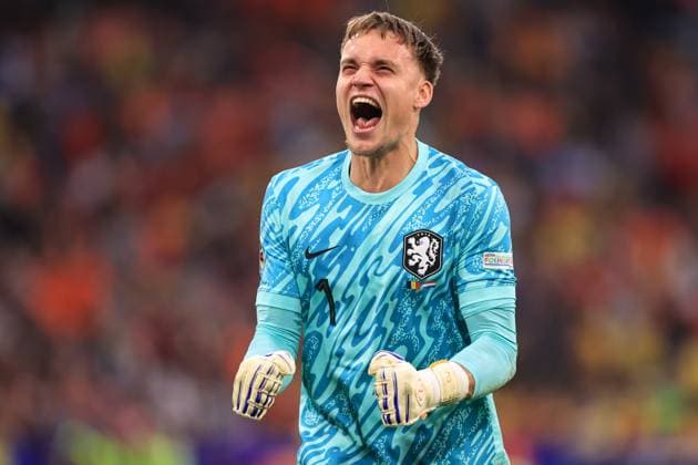 Fußball UEFA EURO 2024 Achtelfinale Rumänien - Niederlande 2. Juli 2024 UEFA EURO 2024 Achtelfinale Rumänien - Niederlande Niederländischer Torhüter Bart Verbruggen feiert seinen dritten Treffer Foto Simon Stacpoole Abseits München Deutschland  Copyright: xSimonxStacpoolexOffside