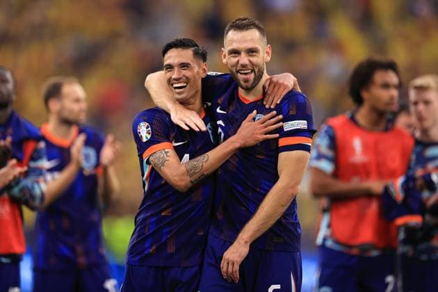 Fußball UEFA EURO 2024 Achtelfinale Rumänien gegen Niederlande 2. Juli 2024 UEFA EURO 2024 Achtelfinale Rumänien gegen Niederlande Tijjani Reijnders (Niederlande) und Stefan de Vrij (Niederlande) feiern den Sieg Foto Simon Stacpoole Abseits München Deutschland  Copyright: xSimonxStacpoolexOffside