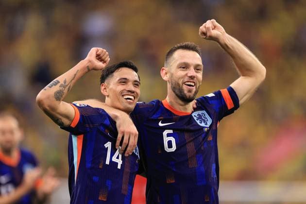 Fußball UEFA EURO 2024 Achtelfinale Rumänien gegen Niederlande 2. Juli 2024 UEFA EURO 2024 Achtelfinale Rumänien gegen Niederlande Tijjani Reijnders (Niederlande) und Stefan de Vrij (Niederlande) feiern den Sieg Foto Simon Stacpoole Abseits München Deutschland  Copyright: xSimonxStacpoolexOffside