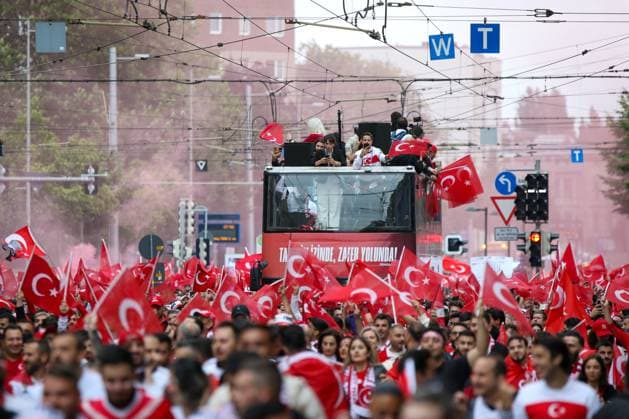 Leipzig Over 4,000 people Turks form fan march to European Championship stadium ahead of round of 16 02 07 2024 from 4 p.m. Leipzig city area Before the fourth and final European Championship match in Leipzig between Austria and Turkey, over 4,000 Turks formed a fan march between Leipzigs Wilhelm Leuschner Platz and the stadium The atmosphere remained peaceful, According to a police spokeswoman, there were no other incidents At 9 p.m., the round of 16 begins The police are on duty with several thousand officers from Saxony, other federal states, Austria and Turkey Leipzig Saxony Germany Copyright: xEHLxMediax 240702_EM-Leipzig-Türkei-Fanmarsch_17