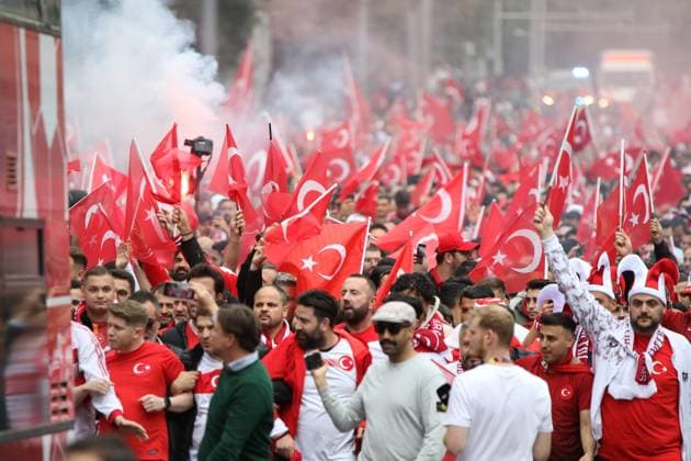 Leipzig Over 4,000 people Turks form fan march to European Championship stadium ahead of round of 16 02 07 2024 from 4 p.m. Leipzig city area Before the fourth and final European Championship match in Leipzig between Austria and Turkey, over 4,000 Turks formed a fan march between Leipzigs Wilhelm Leuschner Platz and the stadium The atmosphere remained peaceful, According to a police spokeswoman, there were no other incidents At 9 p.m., the round of 16 begins The police are on duty with several thousand officers from Saxony, other federal states, Austria and Turkey Leipzig Saxony Germany Copyright: xEHLxMediax 240702_EM-Leipzig-Türkei-Fanmarsch_5