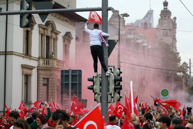Leipzig Over 4,000 people Turks form fan march to European Championship stadium ahead of round of 16 02 07 2024 from 4 p.m. Leipzig city area Before the fourth and final European Championship match in Leipzig between Austria and Turkey, over 4,000 Turks formed a fan march between Leipzigs Wilhelm Leuschner Platz and the stadium The atmosphere remained peaceful, According to a police spokeswoman, there were no other incidents At 9 p.m., the round of 16 begins The police are on duty with several thousand officers from Saxony, other federal states, Austria and Turkey Leipzig Saxony Germany Copyright: xEHLxMediax 240702_EM-Leipzig-Türkei-Fanmarsch_8