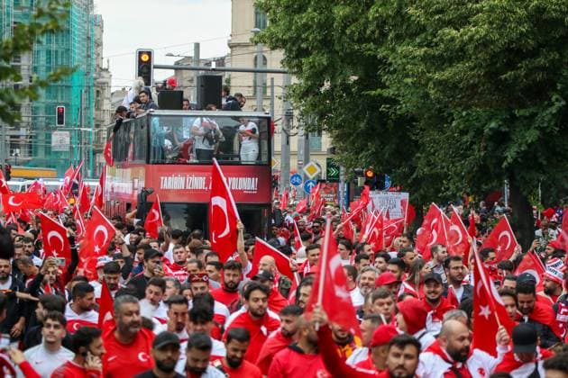 Leipzig Over 4,000 people Turks form fan march to European Championship stadium ahead of round of 16 02 07 2024 from 4 p.m. Leipzig city area Before the fourth and final European Championship match in Leipzig between Austria and Turkey, over 4,000 Turks formed a fan march between Leipzigs Wilhelm Leuschner Platz and the stadium The atmosphere remained peaceful, According to a police spokeswoman, there were no other incidents At 9 p.m., the round of 16 begins The police are on duty with several thousand officers from Saxony, other federal states, Austria and Turkey Leipzig Saxony Germany Copyright: xEHLxMediax 240702_EM-Leipzig-Türkei-Fanmarsch_25