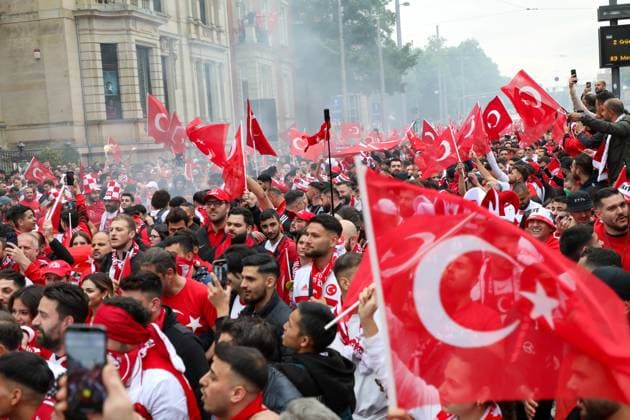 Leipzig Over 4,000 people Turks form fan march to European Championship stadium ahead of round of 16 02 07 2024 from 4 p.m. Leipzig city area Before the fourth and final European Championship match in Leipzig between Austria and Turkey, over 4,000 Turks formed a fan march between Leipzigs Wilhelm Leuschner Platz and the stadium The atmosphere remained peaceful, According to a police spokeswoman, there were no other incidents At 9 p.m., the round of 16 begins The police are on duty with several thousand officers from Saxony, other federal states, Austria and Turkey Leipzig Saxony Germany Copyright: xEHLxMediax 240702_EM-Leipzig-Türkei-Fanmarsch_37