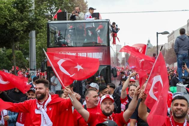 Leipzig Over 4,000 people Turks form fan march to European Championship stadium ahead of round of 16 02 07 2024 from 4 p.m. Leipzig city area Before the fourth and final European Championship match in Leipzig between Austria and Turkey, over 4,000 Turks formed a fan march between Leipzigs Wilhelm Leuschner Platz and the stadium The atmosphere remained peaceful, According to a police spokeswoman, there were no other incidents At 9 p.m., the round of 16 begins The police are on duty with several thousand officers from Saxony, other federal states, Austria and Turkey Leipzig Saxony Germany Copyright: xEHLxMediax 240702_EM-Leipzig-Türkei-Fanmarsch_43