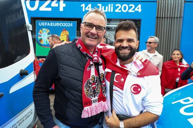Leipzig Over 4,000 people Turks form fan march to European Championship stadium ahead of round of 16 02 07 2024 from 4 p.m. Leipzig city area Before the fourth and final European Championship match in Leipzig between Austria and Turkey, over 4,000 Turks formed a fan march between Leipzigs Wilhelm Leuschner Platz and the stadium The atmosphere remained peaceful, According to a police spokeswoman, there were no other incidents At 9 p.m., the round of 16 begins The police are on duty with several thousand officers from Saxony, other federal states, Austria and Turkey Leipzig Saxony Germany Copyright: xEHLxMediax 240702_EM-Leipzig-Türkei-Fanmarsch_45