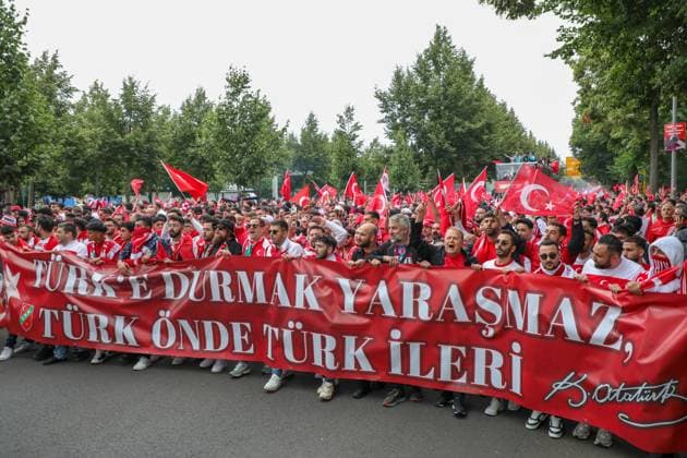 Leipzig Over 4,000 people Turks form fan march to European Championship stadium ahead of round of 16 02 07 2024 from 4 p.m. Leipzig city area Before the fourth and final European Championship match in Leipzig between Austria and Turkey, over 4,000 Turks formed a fan march between Leipzigs Wilhelm Leuschner Platz and the stadium The atmosphere remained peaceful, According to a police spokeswoman, there were no other incidents At 9 p.m., the round of 16 begins The police are on duty with several thousand officers from Saxony, other federal states, Austria and Turkey Leipzig Saxony Germany Copyright: xEHLxMediax 240702_EM-Leipzig-Türkei-Fanmarsch_47