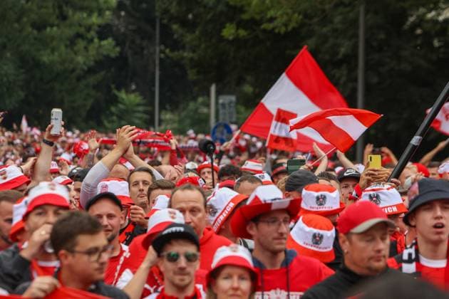 Leipzig Over 8,000 people Austrians form fan march to European Championship stadium ahead of round of 16 02 07 2024 from 4 pm Leipzig city area Before the fourth and final European Championship match in Leipzig between Austria and Turkey, over 8,000 Austrians formed a fan march between Leipzigs Richard Wagner Platz and the stadium The atmosphere remained peaceful but exuberant Pyrotechnics were set off several times Otherwise there were no incidents, according to the police spokeswoman The round of 16 begins at 9 pm The police are on duty with several thousand police officers from Saxony, other federal states as well as from Austria and Turkey Leipzig Saxony Germany Copyright: xEHLxMediax 240702_em-oesterreich-fanmarsch-leipzig_13