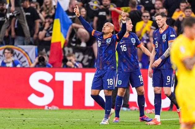 2024-07-02 Romania v Netherlands - Round of 16 - UEFA EURO, EM, Europameisterschaft,Fussball 2024 MUNICH, GERMANY - JULY 2: Donyell Malen of the Netherlands celebrates after scoring his teams third goal, Joey Veerman of the Netherlands, Wout Weghorst of the Netherlands during the Round of 16 - UEFA EURO 2024 match between Romania and Netherlands at Munich Football Arena on July 2, 2024 in Munich, Germany. (Photo by Joris Verwijst BSR Agency) Munich Germany Content not available for redistribution in The Netherlands directly or indirectly through any third parties. Copyright: xBSRxAgencyx