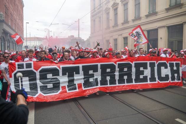Leipzig Over 8,000 people Austrians form fan march to European Championship stadium ahead of round of 16 02 07 2024 from 4 pm Leipzig city area Before the fourth and final European Championship match in Leipzig between Austria and Turkey, over 8,000 Austrians formed a fan march between Leipzigs Richard Wagner Platz and the stadium The atmosphere remained peaceful but exuberant Pyrotechnics were set off several times Otherwise there were no incidents, according to the police spokeswoman The round of 16 begins at 9 pm The police are on duty with several thousand police officers from Saxony, other federal states as well as from Austria and Turkey Leipzig Saxony Germany Copyright: xEHLxMediax 240702_em-oesterreich-fanmarsch-leipzig_7