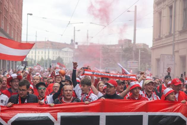 Leipzig Over 8,000 people Austrians form fan march to European Championship stadium ahead of round of 16 02 07 2024 from 4 pm Leipzig city area Before the fourth and final European Championship match in Leipzig between Austria and Turkey, over 8,000 Austrians formed a fan march between Leipzigs Richard Wagner Platz and the stadium The atmosphere remained peaceful but exuberant Pyrotechnics were set off several times Otherwise there were no incidents, according to the police spokeswoman The round of 16 begins at 9 pm The police are on duty with several thousand police officers from Saxony, other federal states as well as from Austria and Turkey Leipzig Saxony Germany Copyright: xEHLxMediax 240702_em-oesterreich-fanmarsch-leipzig_8