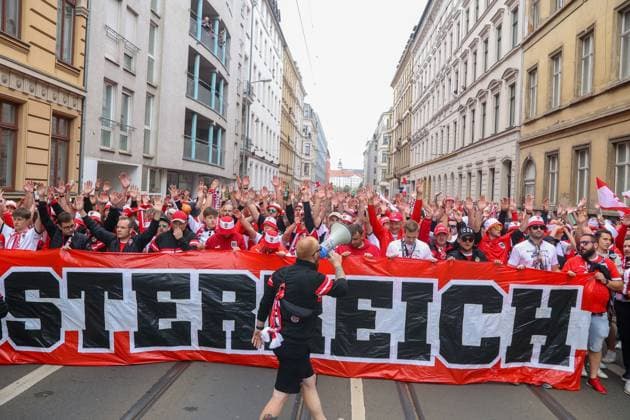 Leipzig Over 8,000 people Austrians form fan march to European Championship stadium ahead of round of 16 02 07 2024 from 4 pm Leipzig city area Before the fourth and final European Championship match in Leipzig between Austria and Turkey, over 8,000 Austrians formed a fan march between Leipzigs Richard Wagner Platz and the stadium The atmosphere remained peaceful but exuberant Pyrotechnics were set off several times Otherwise there were no incidents, according to the police spokeswoman The round of 16 begins at 9 pm The police are on duty with several thousand police officers from Saxony, other federal states as well as from Austria and Turkey Leipzig Saxony Germany Copyright: xEHLxMediax 240702_em-oesterreich-fanmarsch-leipzig_9