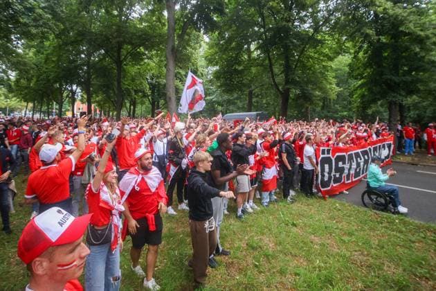 Leipzig Over 8,000 people Austrians form fan march to European Championship stadium ahead of round of 16 02 07 2024 from 4 pm Leipzig city area Before the fourth and final European Championship match in Leipzig between Austria and Turkey, over 8,000 Austrians formed a fan march between Leipzigs Richard Wagner Platz and the stadium The atmosphere remained peaceful but exuberant Pyrotechnics were set off several times Otherwise there were no incidents, according to the police spokeswoman The round of 16 begins at 9 pm The police are on duty with several thousand police officers from Saxony, other federal states as well as from Austria and Turkey Leipzig Saxony Germany Copyright: xEHLxMediax 240702_em-oesterreich-fanmarsch-leipzig_28