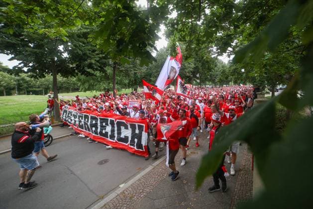 Leipzig Over 8,000 people Austrians form fan march to European Championship stadium ahead of round of 16 02 07 2024 from 4 pm Leipzig city area Before the fourth and final European Championship match in Leipzig between Austria and Turkey, over 8,000 Austrians formed a fan march between Leipzigs Richard Wagner Platz and the stadium The atmosphere remained peaceful but exuberant Pyrotechnics were set off several times Otherwise there were no incidents, according to the police spokeswoman The round of 16 begins at 9 pm The police are on duty with several thousand police officers from Saxony, other federal states as well as from Austria and Turkey Leipzig Saxony Germany Copyright: xEHLxMediax 240702_em-oesterreich-fanmarsch-leipzig_29