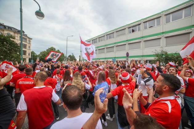 Leipzig Over 8,000 people Austrians form fan march to European Championship stadium ahead of round of 16 02 07 2024 from 4 pm Leipzig city area Before the fourth and final European Championship match in Leipzig between Austria and Turkey, over 8,000 Austrians formed a fan march between Leipzigs Richard Wagner Platz and the stadium The atmosphere remained peaceful but exuberant Pyrotechnics were set off several times Otherwise there were no incidents, according to the police spokeswoman The round of 16 begins at 9 pm The police are on duty with several thousand police officers from Saxony, other federal states as well as from Austria and Turkey Leipzig Saxony Germany Copyright: xEHLxMediax 240702_em-oesterreich-fanmarsch-leipzig_30