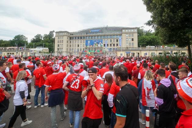 Leipzig Over 8,000 people Austrians form fan march to European Championship stadium ahead of round of 16 02 07 2024 from 4 pm Leipzig city area Before the fourth and final European Championship match in Leipzig between Austria and Turkey, over 8,000 Austrians formed a fan march between Leipzigs Richard Wagner Platz and the stadium The atmosphere remained peaceful but exuberant Pyrotechnics were set off several times Otherwise there were no incidents, according to the police spokeswoman The round of 16 begins at 9 pm The police are on duty with several thousand police officers from Saxony, other federal states as well as from Austria and Turkey Leipzig Saxony Germany Copyright: xEHLxMediax 240702_em-oesterreich-fanmarsch-leipzig_35
