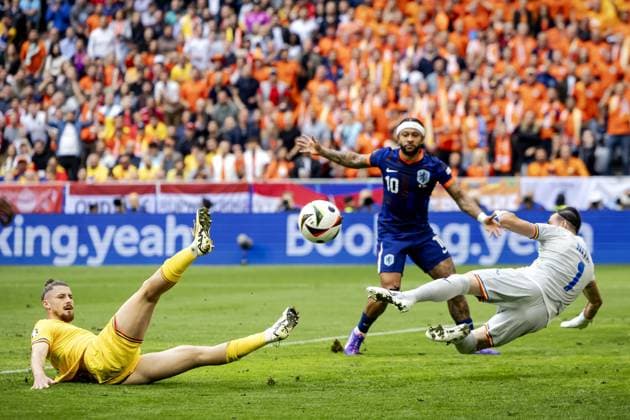 MUNICH - Radu Dragusin of Romania, Memphis Depay of Holland and Romania goalkeeper Florin Nita (l-r) during the UEFA EURO, EM, Europameisterschaft,Fussball 2024 round of 16 match between Romania and the Netherlands at the Munich Football Arena on July 2, 2024 in Munich, Germany. ANP KOEN VAN WEEL netherlands out - belgium out Munchen xVIxxIVx 502626634 originalFilename: 0705030713st.jpg