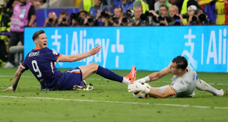 02 07 2024, European Football Championship, Holland vs Romania, Munich Football Arena, Sport, in the picture Wout Weghorst Holland vs Florin Nita Romania