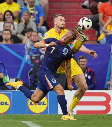 02 07 2024, European Football Championship, Holland vs Romania, Munich Football Arena, Sport, in the picture Radu Dragusin Romania vs Xavi Holland