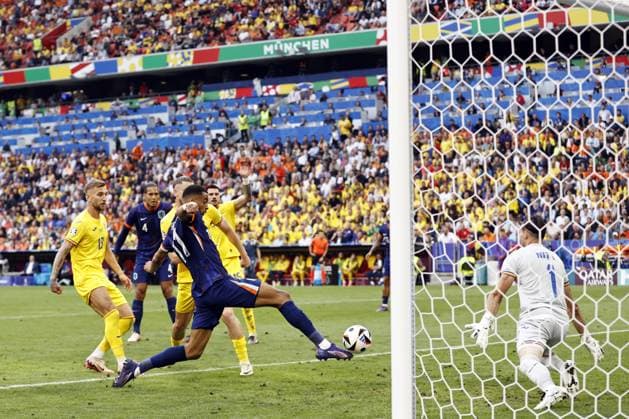 MUNICH - Cody Gakpo of Holland scores in an offside position (disallowed) during the UEFA EURO, EM, Europameisterschaft,Fussball 2024 round of 16 match between Romania and the Netherlands at the Munich Football Arena on July 2, 2024 in Munich, Germany. ANP MAURICE VAN STEEN netherlands out - belgium out Munchen xVIxxIVx 502628477 originalFilename: 0705046994st.jpg