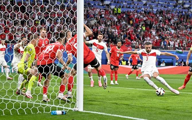 02 07 2024, Football UEFA EURO 2024, Round of 16, Austria Turkey, at the RB Arena Leipzig, Merih Demiral Turkey scores to 0 1 against Patrick Pentz Austria