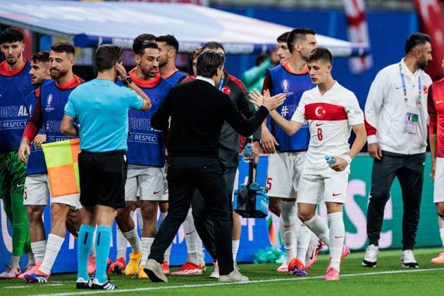 UEFA EURO 2024 Austria Turkey 02 07 2024 Cheers for 0 1 by Merih Demiral Turkey, 3 Vincenzo Montella head coach, coach Turkey claps with Arda Güler Turkey, 8 from UEFA EURO 2024 Austria Turkey Leipzig Stadium, Leipzig on 02 07 2024 Copyright: xBEAUTIFULxSPORTS Wunderlx