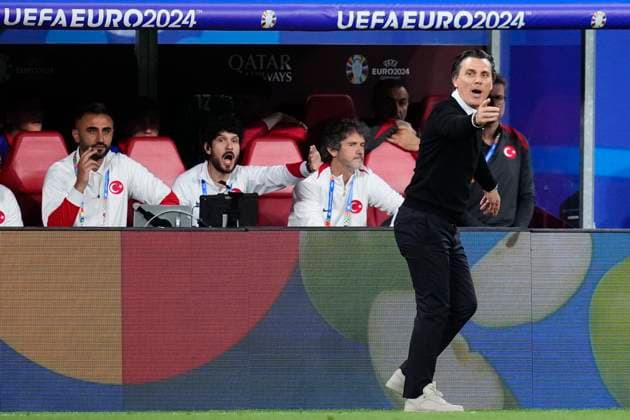 Austria v Turkiye: Round of 16 - UEFA EURO, EM, Europameisterschaft,Fussball 2024 Vincenzo Montella head coach of Turkey gives instructions during the UEFA EURO 2024 round of 16 match between Austria and Turkiye at Football Stadium Leipzig on July 2, 2024 in Leipzig, Germany. Leipzig Germany  Copyright: xJosexBretonx originalFilename:bretonhernandez-austriav240702_npmwn.jpg