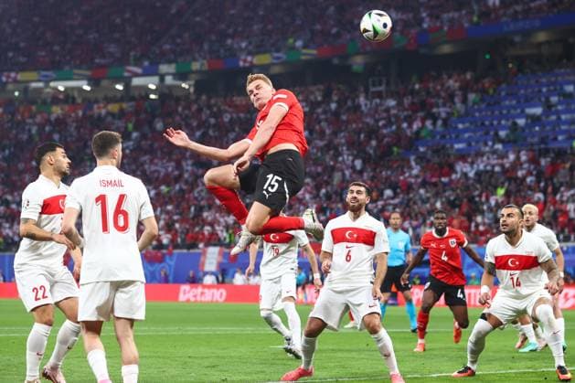 Österreich - Türkei 2. Juli 2024, Leipzig UEFA EURO Achtelfinale Österreich - Türkei Philipp Lienhart (Österreich) köpft den Ball über die Latte Foto Charlotte Wilson Abseits Leipzig Deutschland  Copyright: xCharlottexWilsonx xOffsidexOffside