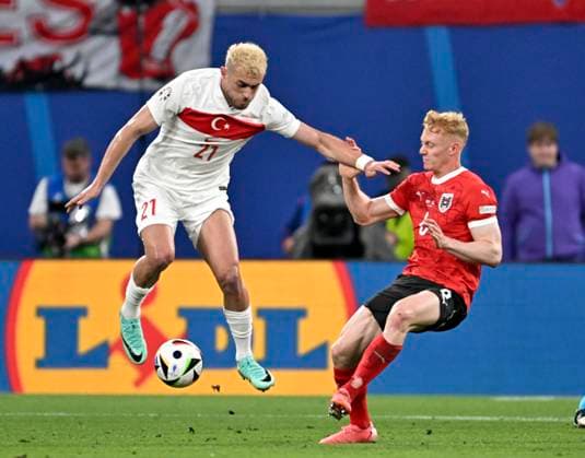 02 07 2024, Football UEFA EURO 2024, Round of 16, Austria Turkey, at the RB Arena Leipzig, f l Baris Yilmaz Turkey vs Nicolas Seiwald Austria