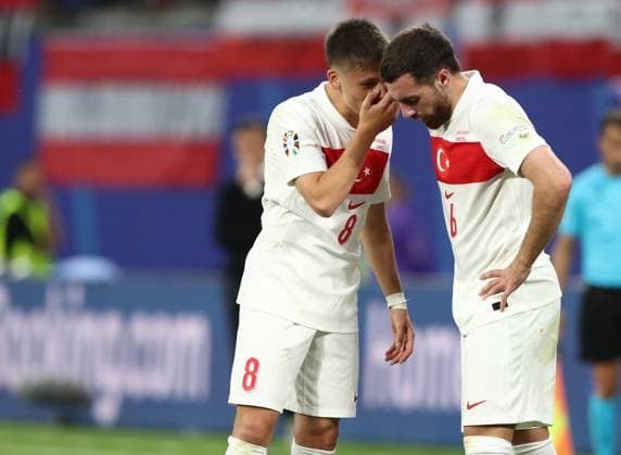 02 07 2024, xtgx, Football EM 2024 1 8 Final, Austria Turkey emspor, v l Arda Güler Gueler Turkey Turkey Turkey , Orkun Kökcü Turkey Turkey gives instructions, gesticulates, gesticulate with arms gives instructions, gesticulate UEFA REGULATIONS PROHIBIT ANY USE OF PHOTOGRAPHS as IMAGE SEQUENCES and or QUASI VIDEO Leipzig